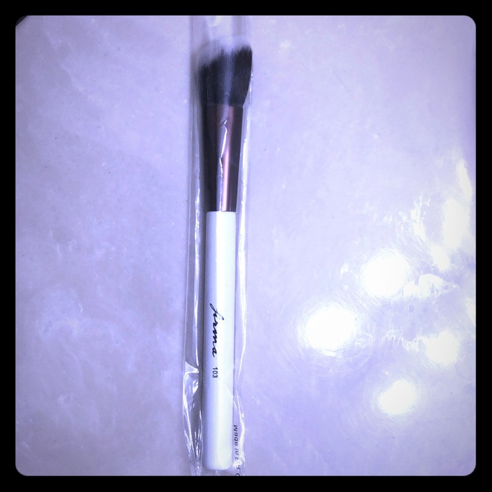Firma Beauty 103 angled contour brush